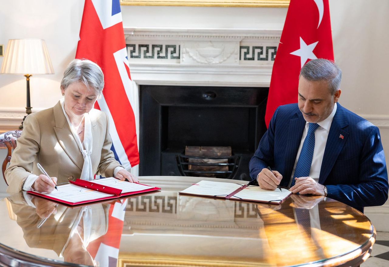 Türkiye dhe Britania nënshkruajnë dokumentin e  partneritetit strategjik 