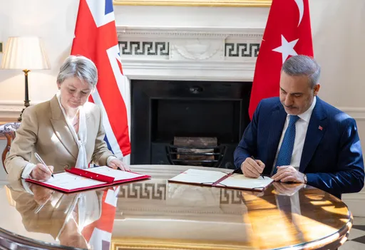 Türkiye dhe Britania nënshkruajnë dokumentin e "partneritetit strategjik"