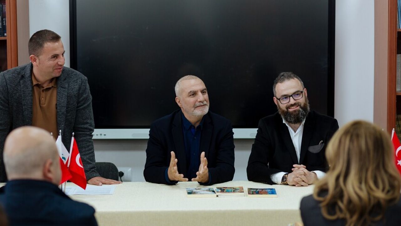 shqiperi-mbahet-bashkebisedim-me-shkrimtarin-turk-tarik-tufan