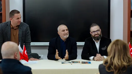 Shqipëri, mbahet bashkëbisedim me shkrimtarin turk Tarik Tufan