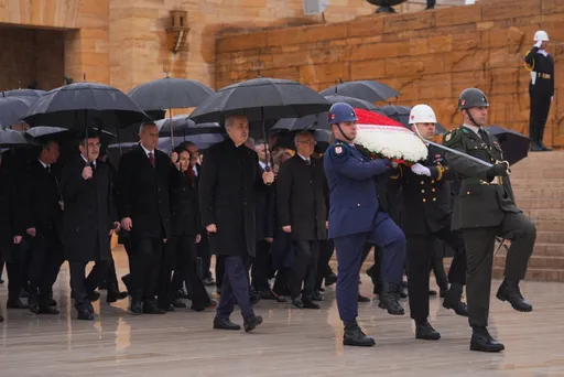 د تورکیې د ملي شورا رئیس نعمان کورتولموش په مشرۍ لوړپوړو دولتي چارواکو د اتاترک د مزار زیارت وکړ