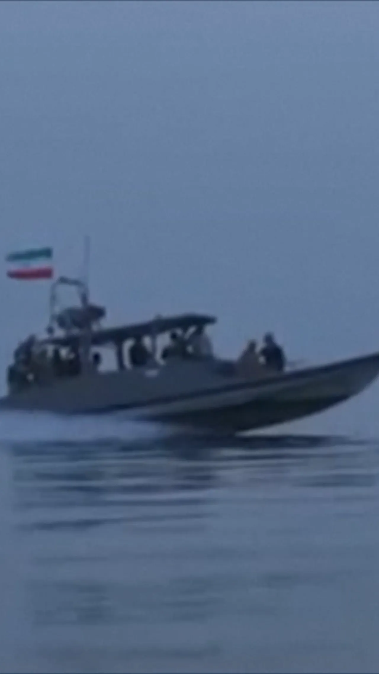 Iran membagikan video yang menunjukkan tentaranya menyita kapal kontainer di Selat Hormuz