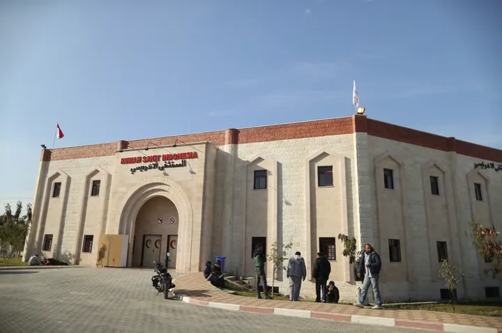 Kemlu kecam pemasangan spanduk provokatif Israel di reruntuhan RS Indonesia Gaza