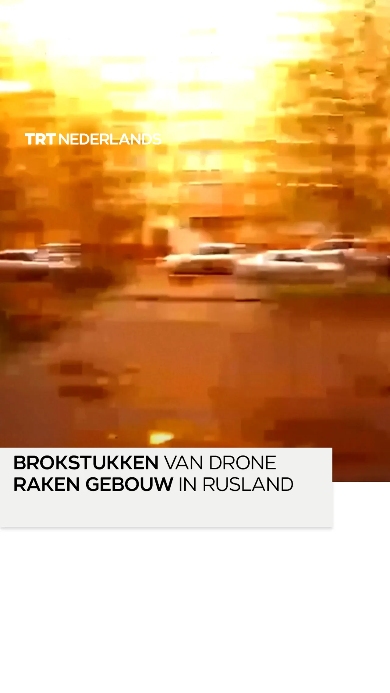 Bewakingsbeelden tonen het moment waarop brokstukken van een drone een woongebouw in Rusland raken