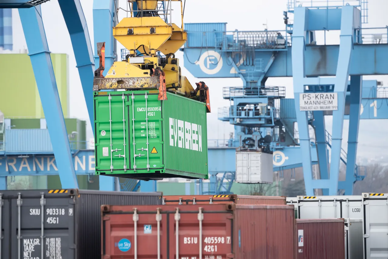 Umfrage: Deutsche Wirtschaft erstmals seit knapp einem Jahr im Rezessionsbereich