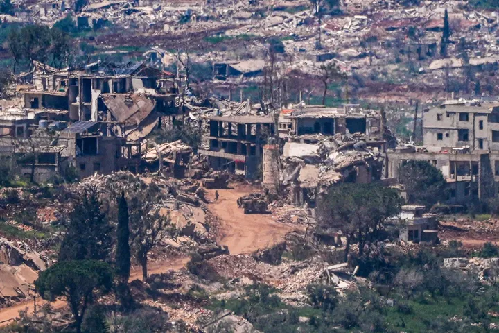 "دراجات وأجهزة وسبائك ذهب".. صحيفة إسرائيلية تكشف عمليات نهب واسعة لجنود الاحتلال في جنوب لبنان