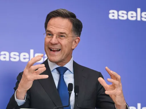 Chefe da NATO elogia revolução da indústria de defesa da Türkiye