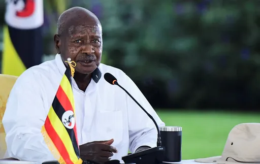 Museveni : "Si l'essence coûte cher, restez chez vous, sinon où allez-vous ?"