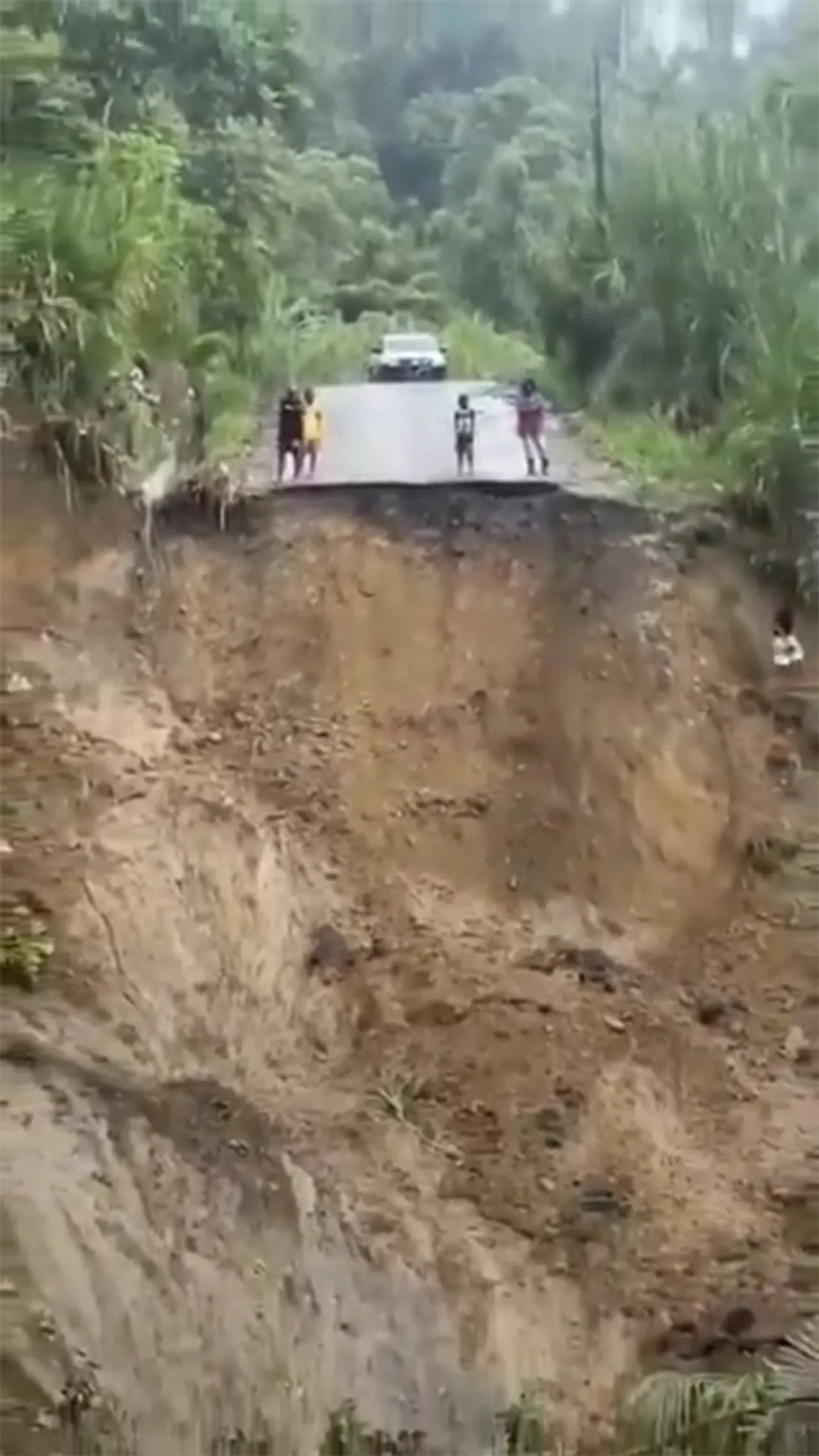 Longsor putus Jalan Trans Papua di Keerom, jalur Jayapura–Wamena terisolasi