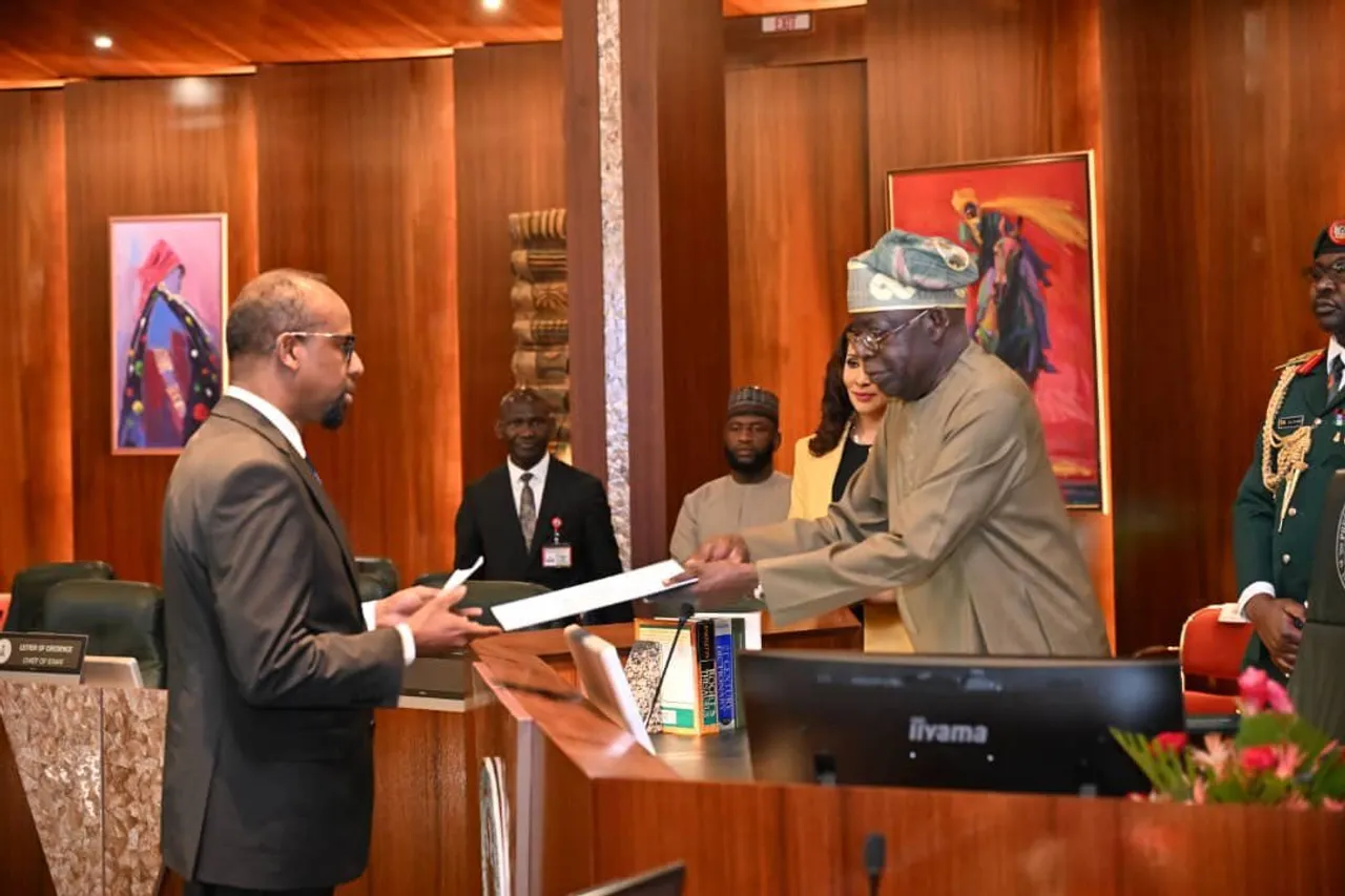 Danjiraha Soomaaliya ee Nigeria oo waraaqaha aqoonsiga u gudbiyay Madaxweyne Tinubu