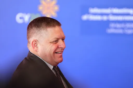 Словачкиот премиер Фицо работеше ноќна смена во пекара во знак на солидарност со работниците
