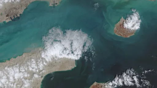 Иран не будет взимать пошлину с России за проход через Ормуз