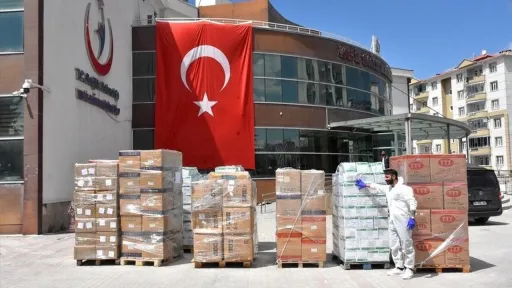 ارسال ۶ کامیون کمک‌های پزشکی ترکیه به ایران