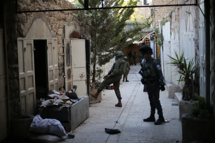 شهداء وجرحى في غزة.. واقتحامات جيش الاحتلال تعكر صفو الانتخابات المحلية بالضفة