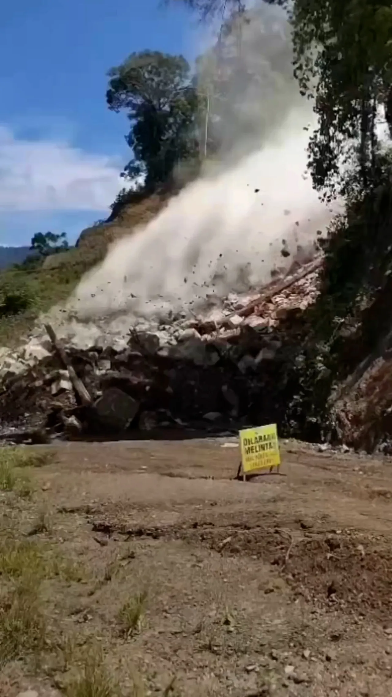 Longsor sebabkan Jalan Nasional Pameu–Geumpang Aceh terputus