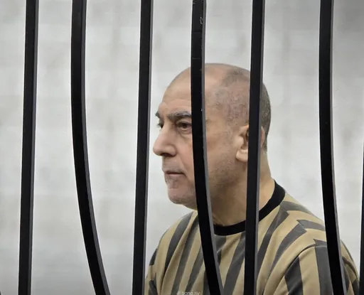 عاطف نجيب يمثل أمام القضاء بدمشق في أولى محاكمات رموز النظام البائد