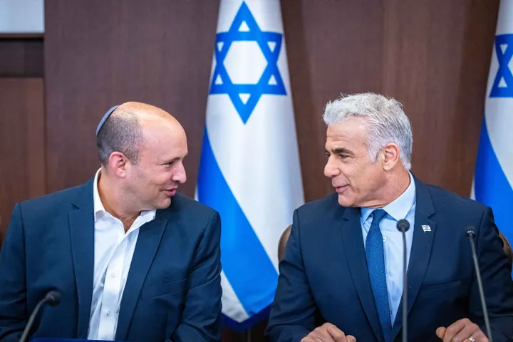 מהלך פוליטי חדש בישראל: בנט ולפיד מציגים איחוד לקראת הבחירות