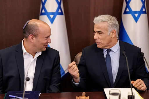 לפיד מוותר על המקום השני: מגעים לאיחוד רשימות עם בנט וגדי איזנקוט