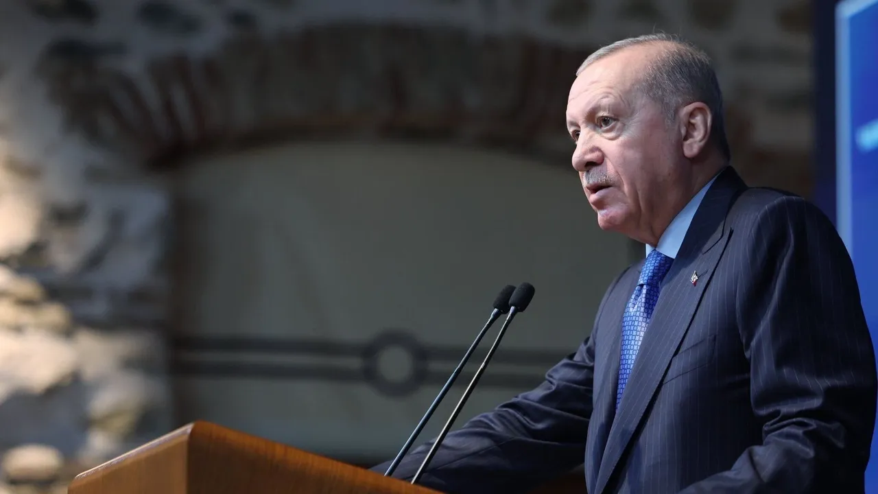 Törkiyä ilbaşı Çanakkalä ciröste suğışlarınıñ 111 yıllığı uñayınnan belderü yasadı