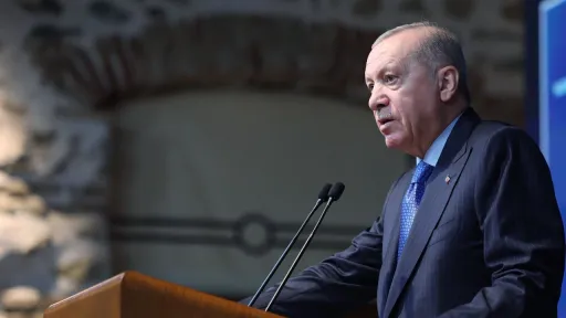 Törkiyä ilbaşı Çanakkalä ciröste suğışlarınıñ 111 yıllığı uñayınnan belderü yasadı