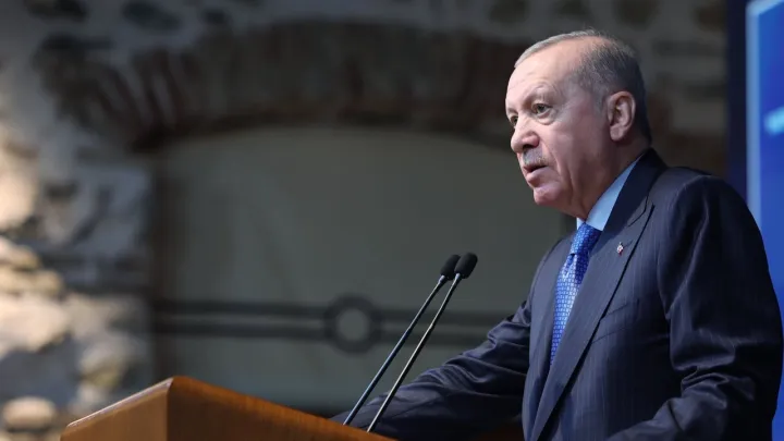 Törkiyä ilbaşı Çanakkalä ciröste suğışlarınıñ 111 yıllığı uñayınnan belderü yasadı