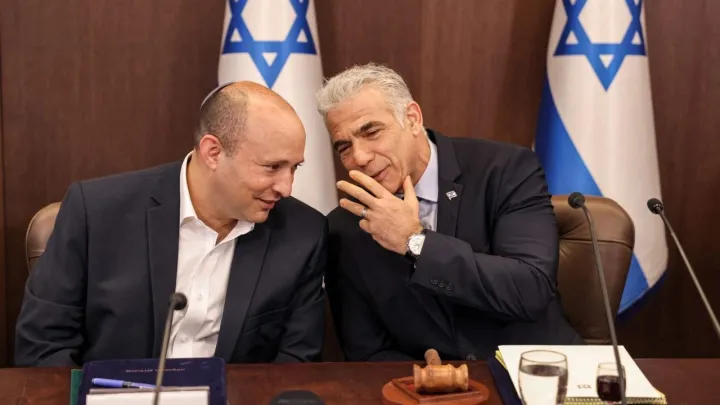 تستهدف "إسقاط نتنياهو".. ترحيب واسع من المعارضة الإسرائيلية بتحالف "لابيد-بينيت"