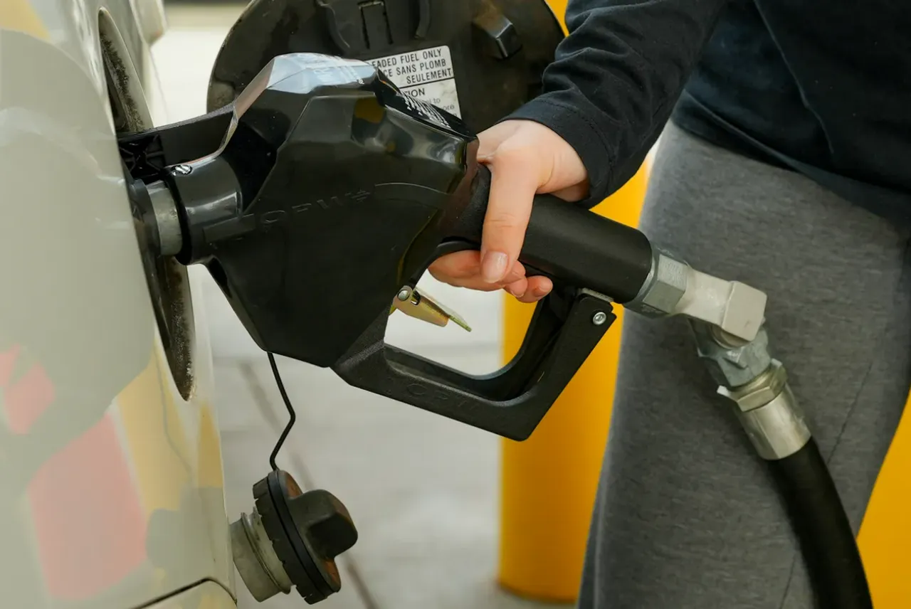 Од полноќ поскап бензин и поевтин дизел