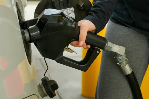 Од полноќ поскап бензин и поевтин дизел