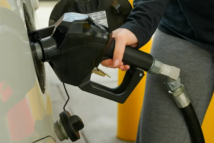 Од полноќ поскап бензин и поевтин дизел