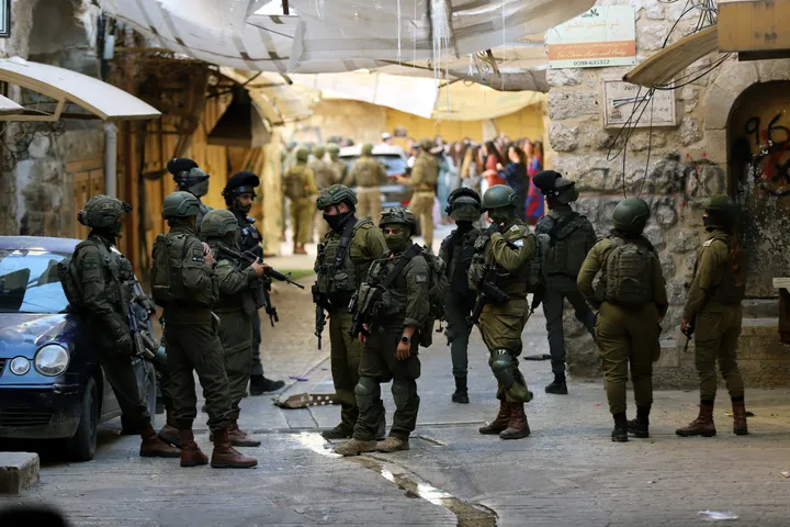 الضفة.. الاحتلال يقتحم مخيم قلنديا ومستوطنون يقتلعون مئات أشجار الزيتون قرب رام الله