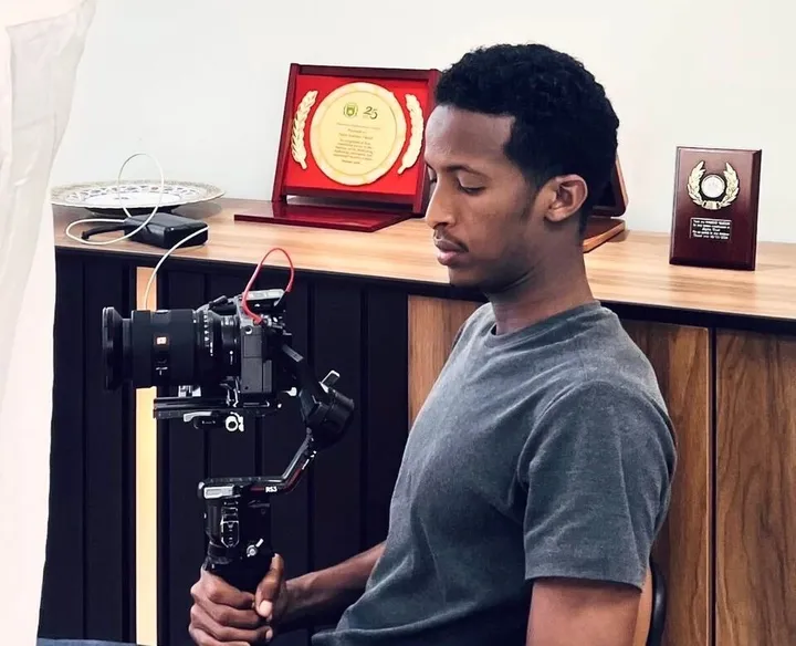 Kutoka kuwa mchunga ngamia hadi mpiga picha: Safari ya Ahmed Luzako