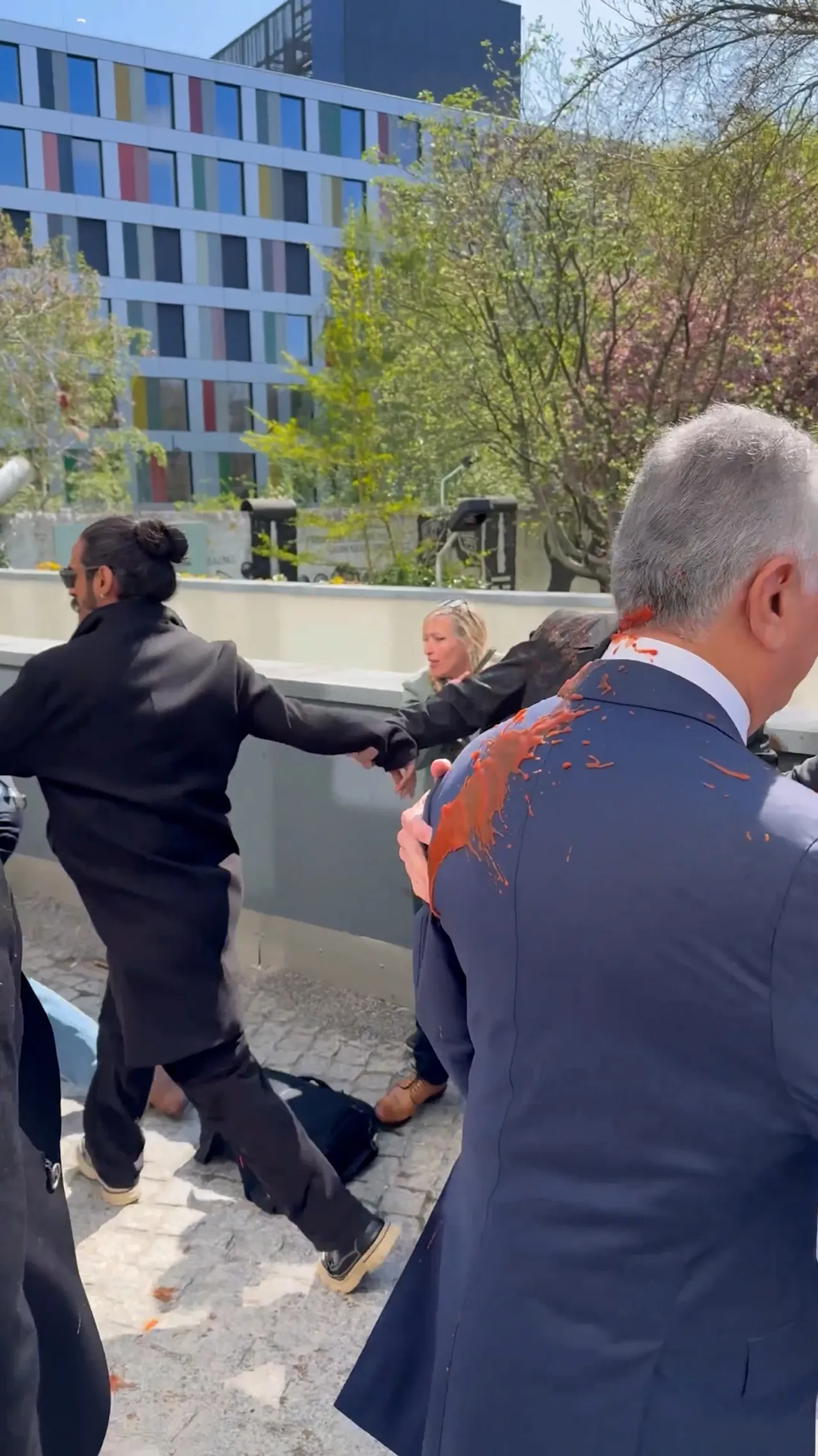 Reza Pahlavi dilempari cat di luar Gedung Konferensi Pers Federal di Berlin