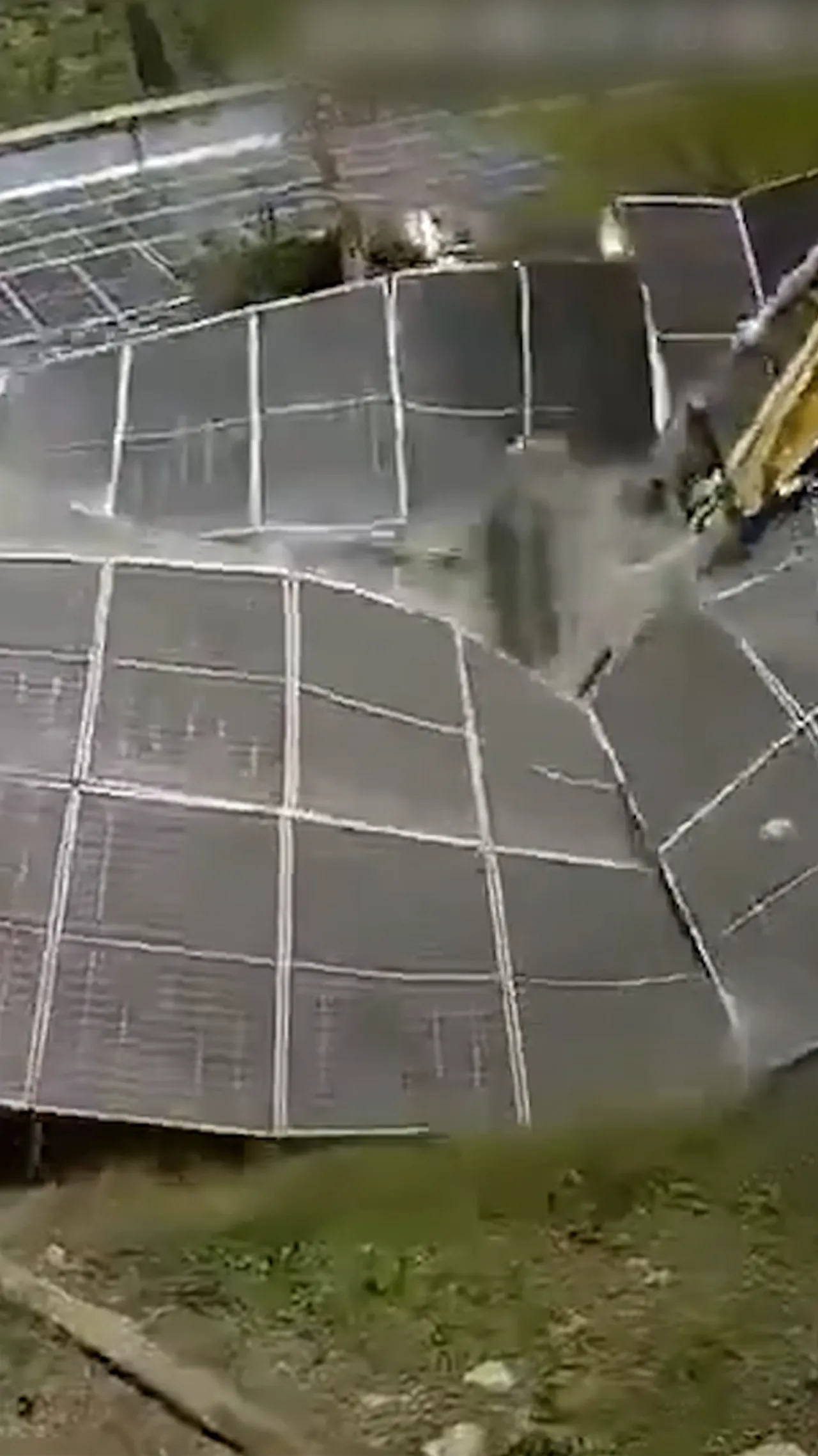 Tentara Israel menghancurkan panel surya di Lebanon selatan