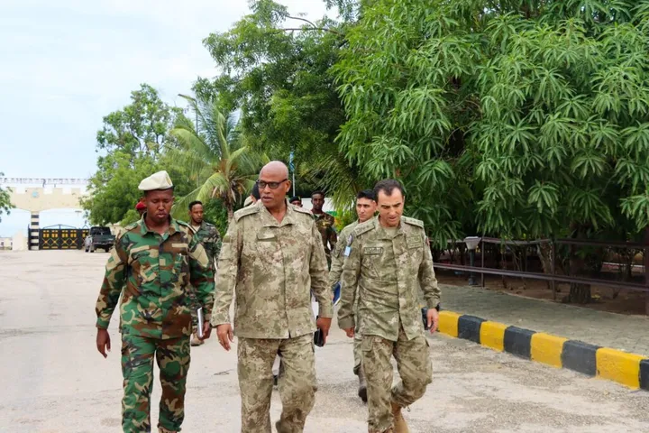 Taliye ku-xigeenka Ciidanka Xoogga Dalka Soomaaliyeed oo qaabilay Taliyaha Ciidanka Turkiga TURKSOM