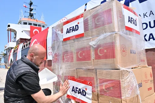 تحمل أكثر من 730 طناً.. وصول سفينة مساعدات إنسانية مقدمة من تركيا إلى لبنان