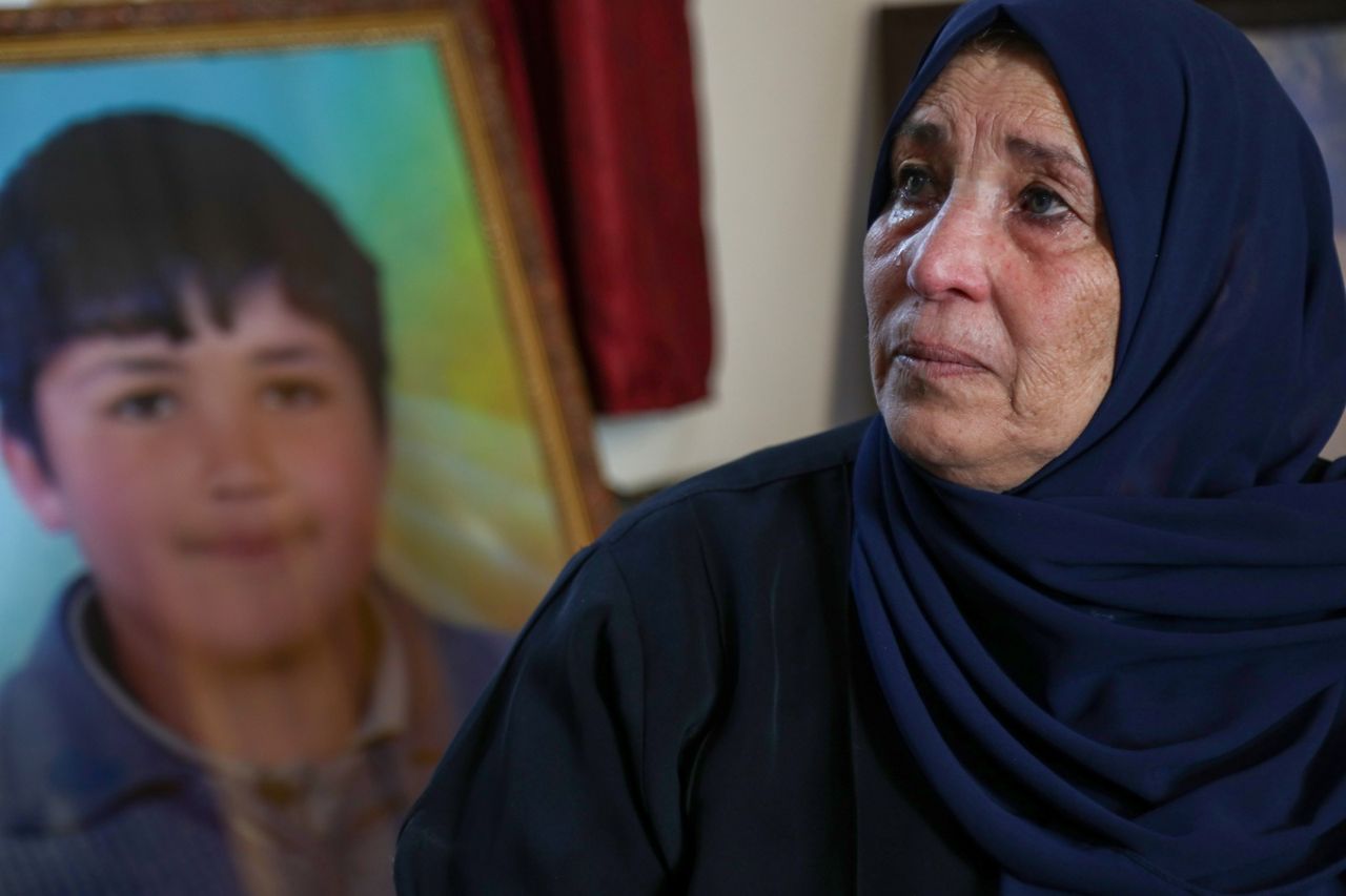 Nëna e ikonës së protestës siriane ndihet e lehtësuar pasi kushëriri i Assadit del në gjyq