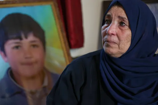 Nëna e ikonës së protestës siriane ndihet e lehtësuar pasi kushëriri i Assadit del në gjyq