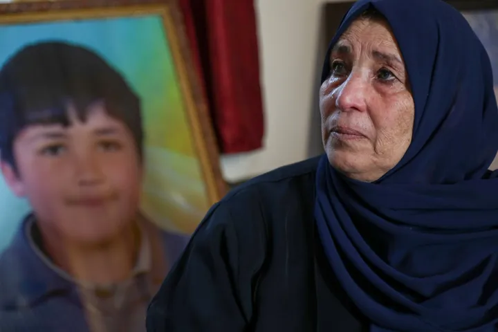 Nëna e ikonës së protestës siriane ndihet e lehtësuar pasi kushëriri i Assadit del në gjyq