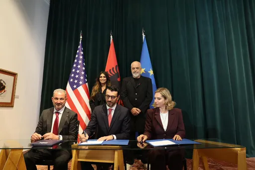 Shqipëria, ShBA-ja dhe Greqia nënshkruajnë marrëveshje në fushën e energjisë