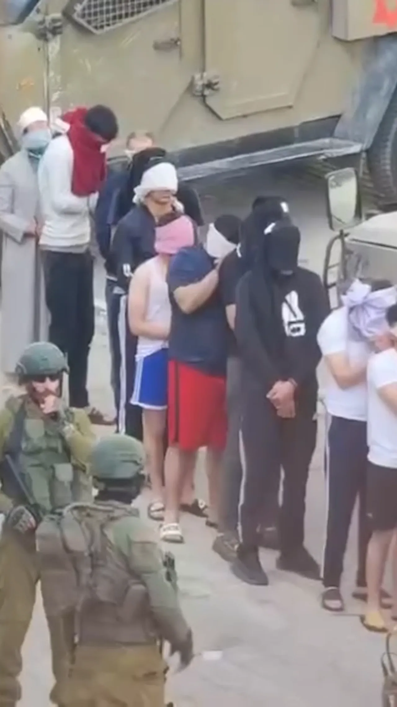 Puluhan warga Palestina ditahan dan ditutup matanya oleh pasukan Israel dalam penggerebekan besar