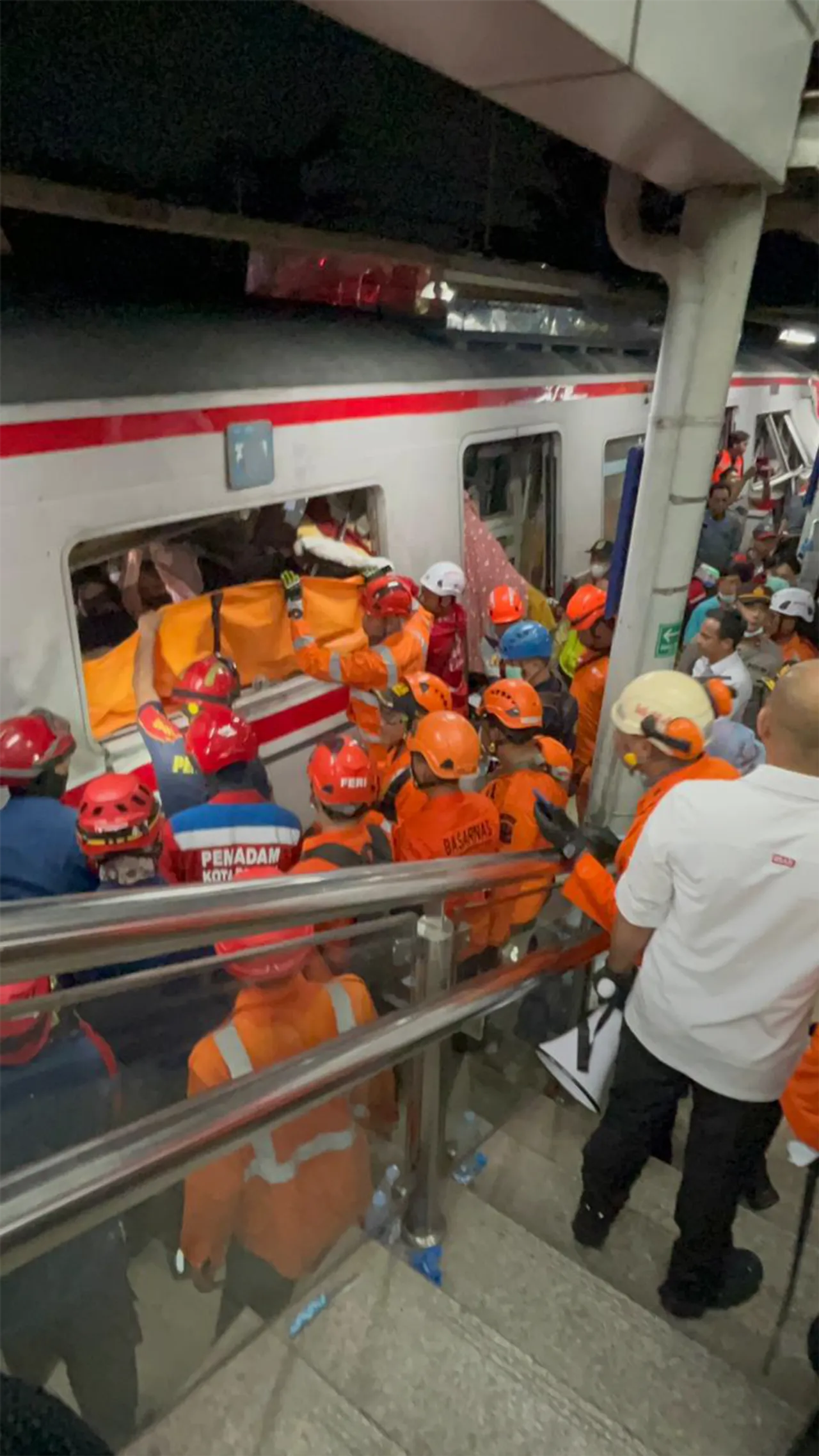 14 orang tewas dan puluhan lainnya luka-luka dalam tabrakan kereta api di Bekasi