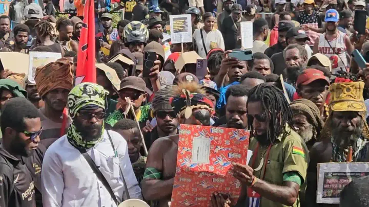 Warga Nabire turun ke jalan, desak penarikan pasukan militer di Papua