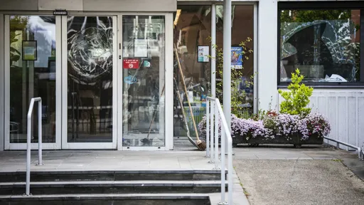 Tientallen mensen vernielen gemeentehuis in Nederland te midden van spanningen rond asielzoekers
