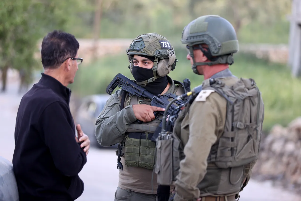 מתנחלים ישראלים בלתי חוקיים שורפים בית פלסטיני בעוד הצבא מורה על הריסות ברחבי הגדה המערבית הכבושה