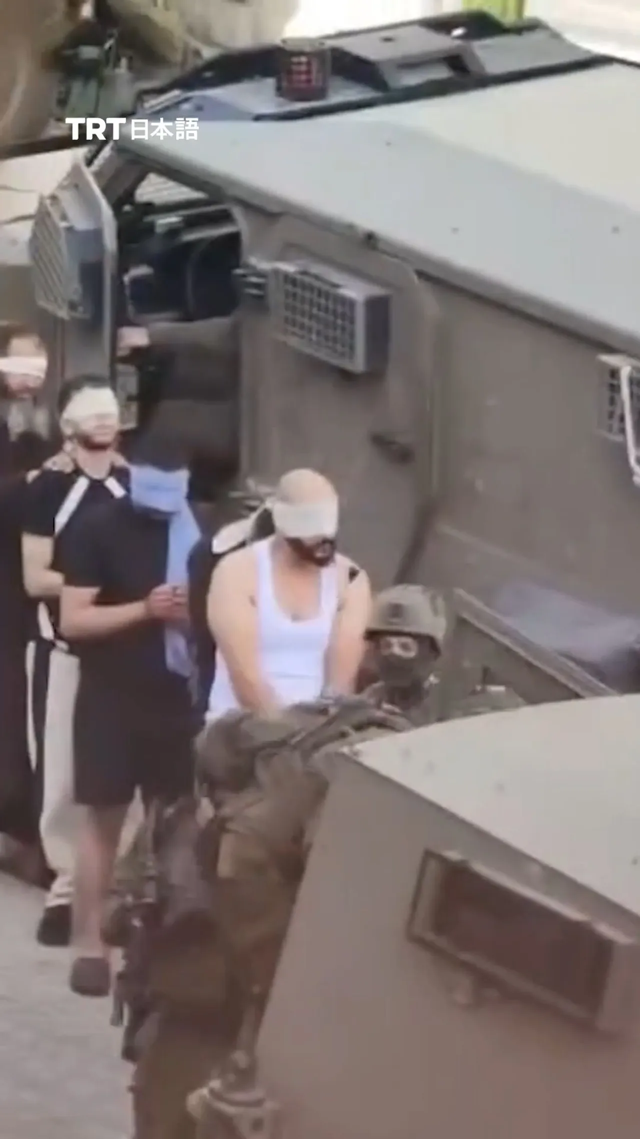 イスラエルの大規模な急襲で、パレスチナ人が目隠しされた状態で拘束される