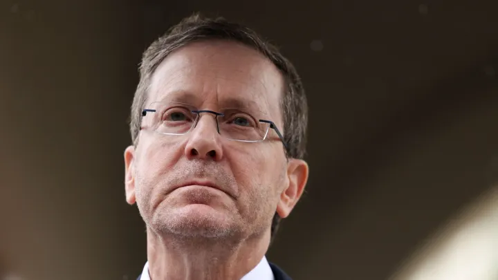 Avião do presidente israelita faz longo desvio ao ser impedido de sobrevoar o espaço aéreo turco