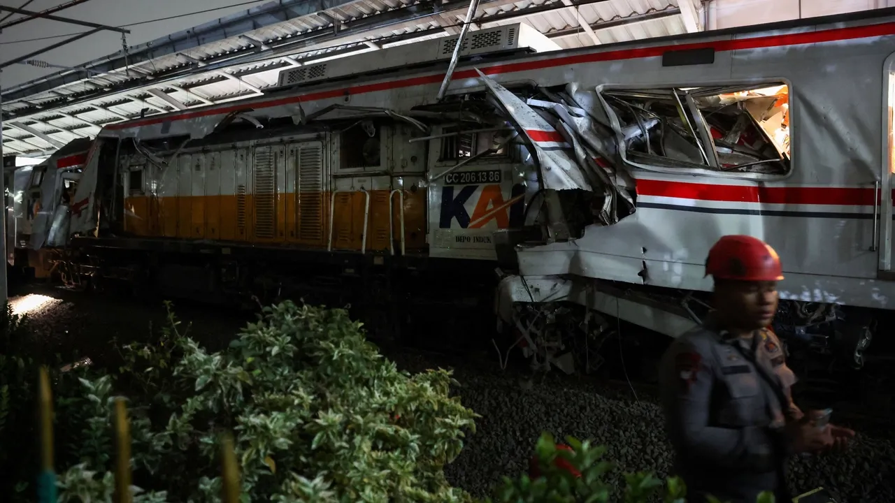 Colisão ferroviária em Java Ocidental, na Indonésia, mata 14 pessoas