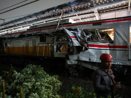 Colisão ferroviária em Java Ocidental, na Indonésia, mata 14 pessoas