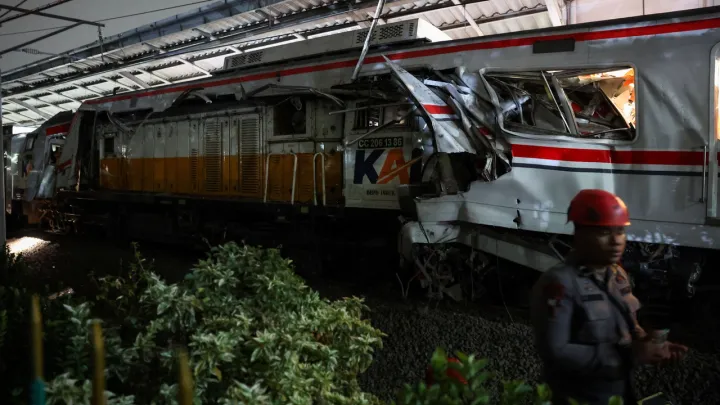Colisão ferroviária em Java Ocidental, na Indonésia, mata 14 pessoas
