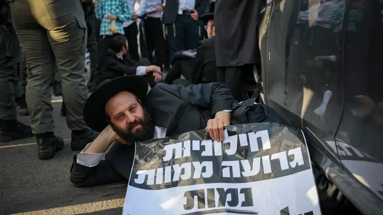 الحريديم يتظاهرون احتجاجاً على التجنيد ويقتحمون منزل رئيس الشرطة العسكرية الإسرائيلية